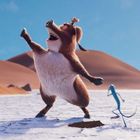 Ein fröhliches Warzenschwein tanzt auf einer weißen, rissigen Fläche neben einer blauen Echse vor sandigen Dünen.