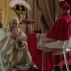 Eine religiöse Zeremonie: Ein Mann wäscht einem anderen symbolisch die Füße. Beide tragen liturgische Gewänder.