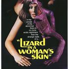 Texte: "LIZARD IN A WOMAN'S SKIN". Eine Frau in einem lila Kleid blickt direkt, teilweise verdeckt von einem schuppigen Muster.