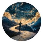 "44 ABENTEUER" steht im Vordergrund. Ein Mensch mit Bogen zielt in einen Sternenhimmel über einem Weg in den Bergen.