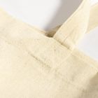 Beigefarbener Stoff mit genähtem, stabilem Griff, möglicherweise eine Tasche oder Tragetasche.