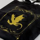 Ein stilisierter Drache in Gold auf schwarzem Stoff, umrahmt von dekorativen Sternen und Mondphasen.