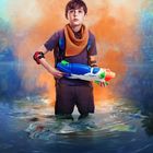 Ein Junge steht bis zu den Knien im Wasser, hält eine bunte Wasserpistole, im Hintergrund bunte Rauchwolken.