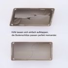 "KiiNi lassen sich einfach aufklappen, die Bodenschlitze passen perfekt ineinander." Zwei beige Boxen, oben geöffnet.