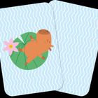 Illustration: Ein braunes Tier liegt auf einem Seerosenblatt mit einer rosa Blume, blaue Wellen im Hintergrund.