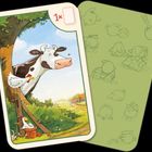 1x. Illustration: Eine Kuh schaut von einem Baum hervor, zwei Hühner sind nah dabei. Im Hintergrund eine Landschaft.