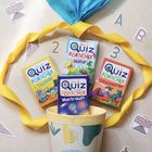 "Das Quiz für kleine Forscher" Bücher, Themen: Technik, Natur, Dinosaurier, Weltraum. Gelbes Band und bunte Dekorationen.