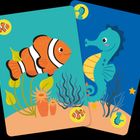 Illustration von zwei Meereskarten, eine mit einem Clownfisch, die andere mit einem Seepferdchen.