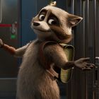 Zahl "16". Illustration mit einem fröhlichen Waschbär vor einem Zug und ein skeptischer Hund hinter Gittern.