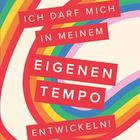 Text: "ICH DARF MICH IN MEINEM EIGENEN TEMPO ENTWICKELN!" Bunte Regenbogenstreifen im Hintergrund auf cremefarbenem Grund.