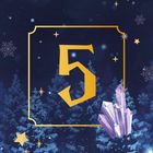 Zahl 5 in goldener Schrift. Schneeflocken, Sterne und ein lila Kristall auf einem winterlichen Hintergrund.