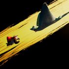 Ein fliegender Manta und ein kleiner, entschlossener Krieger in Rot gleiten auf einem leuchtend gelben Streifen.