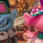 Illustration zweier bunter Figuren, ein blauer Troll mit rosa Skibrille und ein pinker Troll mit buntem Pompon-Kranz.