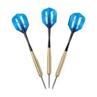 Drei Dartpfeile mit blauen Flights, beschriftet mit "TOP TRUMPS", goldene Griffe, schwarze Schäfte.