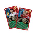 Zwei Spielkarten mit Fußballspielern. Links: Robert Lewandowski, 36 Jahre, 85 Länderspiele. Rechts: Pernille Harder, 32 Jahre, 163 Länderspiele.