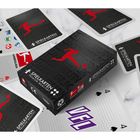 "SPIELKARTEN PREMIUM QUALITÄT" steht auf einer Schachtel und mehreren Karten. Zu sehen sind Spielkarten mit Fußballmotiven.