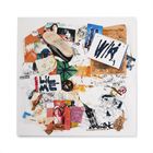 Collage aus Eintrittskarten, Fotos und Kritzeleien. Ein Schuh und diverse Gegenstände sind unordentlich arrangiert.