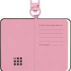 Text: "In case of loss, please return to:", "As a reward: $". Pinkes Notizbuch mit Karabiner und Logo unten links.
