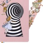 Illustration mit Text: "Nowhere", "Queen's Court", "Tea Party", "Rabbit Hole". Mädchen in blauem Kleid, Schmetterlinge.