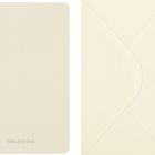 Links steht "MOLESKINE". Rechts ein geschlossener Umschlag. Beides auf cremefarbenem Hintergrund.