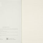 Links Text: "OUR MANIFESTO" über die Bedeutung von Handschrift. Rechts liniertes Papier. Unten QR-Codes und Website-Hinweis.