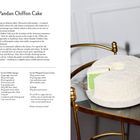 "Singaporean Pandan Chiffon Cake" steht oben. Rechts ein grüner Kuchen mit weißem Belag auf einem Tisch.