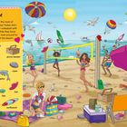 Text: "Surf’s up! Barbie makes the most of every sunny day! Today she’s playing beach volleyball with her friends."
Illustration: Menschen am Strand, Volleyballspiel, Sonnenschirme, Wasseraktivitäten.