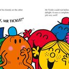 "Surprise!" "Happy Birthday, Mr Tickle!" Viele bunte Cartoon-Figuren lächeln und feiern.