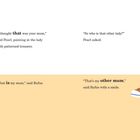 Ein Junge erklärt, dass beide Frauen seine Mütter sind. Links und rechts sind bunte Kleidungsstücke und Schuhe zu sehen.