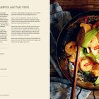 "QUICK WOK PRAWNS AND PAK CHOI" ist die Überschrift. Auf der linken Seite ist ein Rezept und rechts eine Wok-Pfanne mit Garnelen, Pak Choi und rotem Chili.