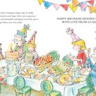 Text: „HAPPY BIRTHDAY, PADDINGTON, WITH LOVE FROM US ALL.“ Illustration: Ein Bärengeburtstag mit Kuchen und Feiern.