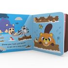 Text: "Chomp your teeth with Beaver as you eat a tasty snack!" Illustration: Bär, Waschbär und Biber in einer bunten Szene.
