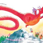 Ein pinker Drache fliegt über einen Berg und spuckt Feuer. Unten jubeln fröhliche Menschen und ein Tier.