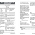 Links oben steht "Chapter 5, Unit 1: Introducing evaluative and discursive essays". Es folgen detaillierte Listen und Absätze über Lernziele, Aufgaben und Unterstützung beim Schreiben von Essays. Begriffe wie "confirmation bias", "standpoint" und "global" werden erwähnt; es gibt Tabellen und Überschriften, die verschiedene Unterrichtsaktivitäten beschreiben.