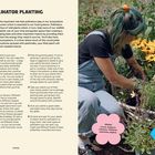 "POLLINATOR PLANTING" und detaillierte Anleitungen zum Anbau. Rechts eine Person beim Gärtnern, umgeben von blühenden Pflanzen.