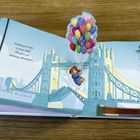 "Paddington’s life is never dull! He goes on amazing adventures." Ein Pop-up-Buch mit einem Bären und vielen Ballons.