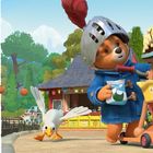 Links Text: Paddington spricht über Mut und Erfolg. Rechts: Paddington in Ritterrüstung auf einem Roller mit Stockpferd und Vogel.