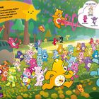 "Marigold Grove" Text in gelber Sternform. Viele bunte Bären tanzen fröhlich auf einer Blumenwiese im Wald.