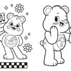 "Dream Bright" über einem Regenbogen. Drei fröhliche Teddybären, einer mit einem Herz auf dem Bauch, Blumen und Sterne um sie herum.