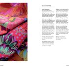 Links bunte Stoffe mit Blumen; rechts "MATERIALS" als Überschrift, Text über Stoffvorschläge und Quiltgrößen.