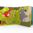 "Rub your ear with Koala. Spot Baby's little paws!" Illustration: Ein rotes Känguru, ein Koala, ein Igel und ein Paarvogel im Wald.