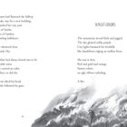 Texte: 

Linke Seite:
"Humans had flattened the hilltop..."

Rechte Seite:
"SUNSET COLORS..."
"A fire."

Darunter eine schwarz-weiße Landschaftsillustration mit Häusern und Bäumen.