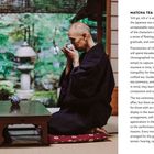 Text beschreibt die Philosophie der Matcha-Tee-Zeremonie. Zwei Personen in traditioneller Kleidung trinken Tee im grünen Garten.