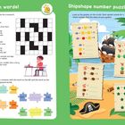 Links: Kreuzworträtsel mit Hinweisen. Rechts: Zahlrätsel auf Schriftrollen mit Piratenthema und Symbolen.