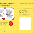 Rezept: Rainbow Fruit Kebabs mit leckerem Dip. Zutaten, Anleitung, Sicherheits-Hinweis, Geschmacksbewertung, Fruchtillustrationen.