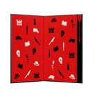 Rote Fläche mit Symbolen: Schreibmaschinen, Bücher, Hüte, Totenköpfe, Messer, Federn, Rosen, Schlüsselloch.