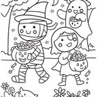 Eine fröhliche Halloween-Szene mit einem Geist, einer Mumie und einem Mädchen in Kostümen, die Süßigkeiten sammeln. Ein Mond leuchtet.