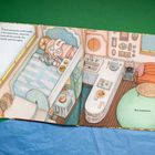 Texte: "Simon was quite comfortable in his cozy house, where he knew all the sounds, the smells, and the sights." "But sometimes...". Illustration: Ein Hase im Bett, gemütliche Zimmeransicht.