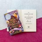 "The Undead Fox of Deadwood Forest" von Aubrey Hartman. Buntes Cover mit einem Fuchs und Pilzen. Buch aufgeschlagen.