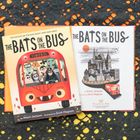 Links der Text "The Bats on the Bus" auf einem Buchcover mit Bus und verkleideten Figuren. Rechts ähnlich mit einer Stadt.